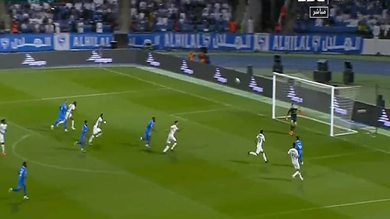 تدخل عنيف من لاعب أهلي طرابلس على نيفيز.. فيديو
