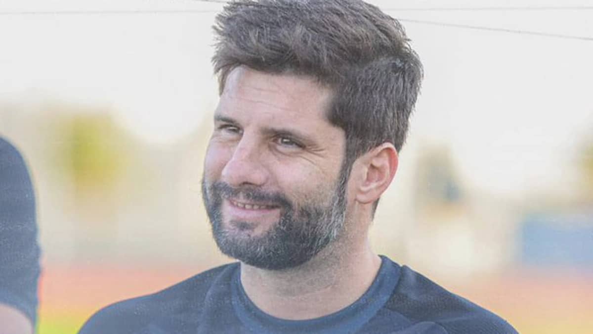 الطائي يعلن رحيل مدربه كارلوس هيرنانديز