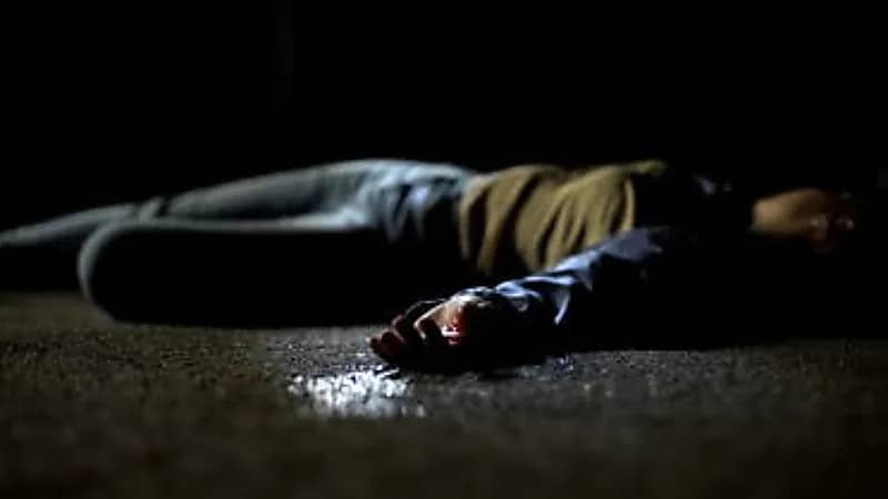 أم تقتل ابنها بمساعدة أصدقائه بطريقة بشعة