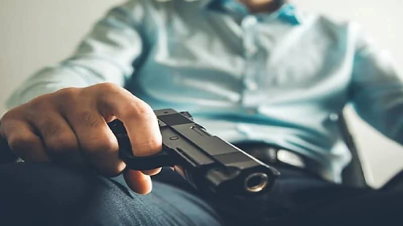 رجل يبيد عائلته وينتحر