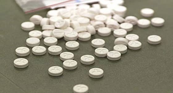 شرطة الجوف تطيح بشخصين بحوزتهما حبوب مخدرة وآلاف الريالات