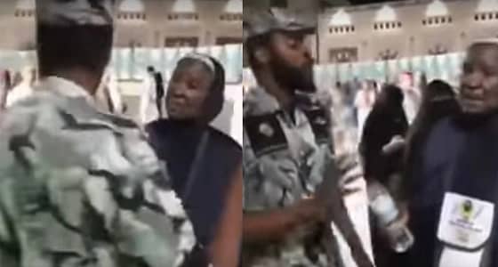 بالفيديو.. رجل أمن يتحدث بطلاقة مع أفريقية ويساعدها في الحرم