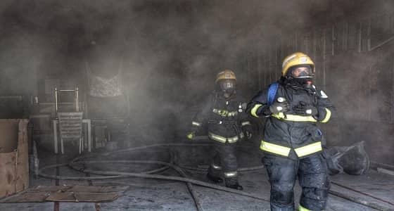بالصور.. مدني جدة يخمد حريقا بمحل مفروشات
