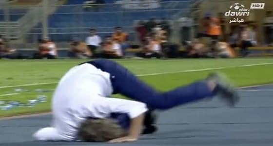 بالفيديو.. لحظة سقوط مدرب الهلال في موقف محرج بمباراة الاتحاد