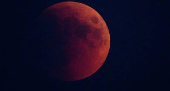 ننشر مواعيد مشاهدة " خسوف القمر " بالمدن العربية.. اليوم