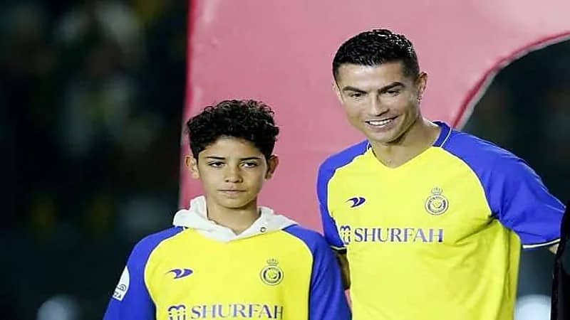 كريستيانو جونيور يشاهد زملائه بالنصر وهم يؤدون الصلاة.. فيديو