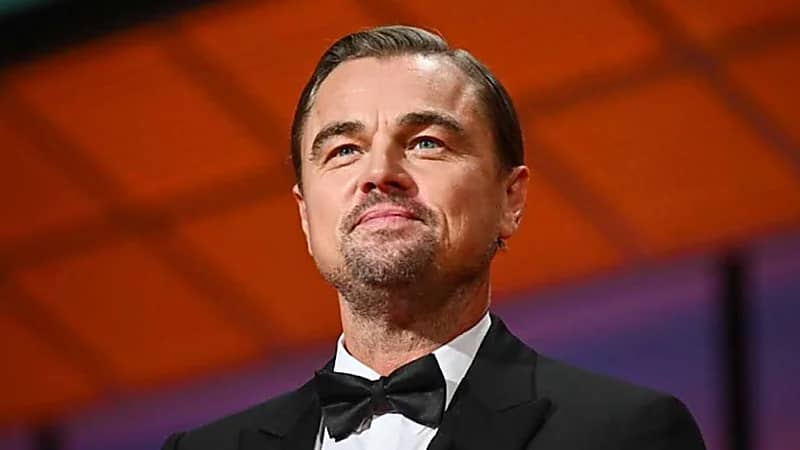 دي كابريو يفتش في إيبيزا مع عارضة إيطالية.. فيديو