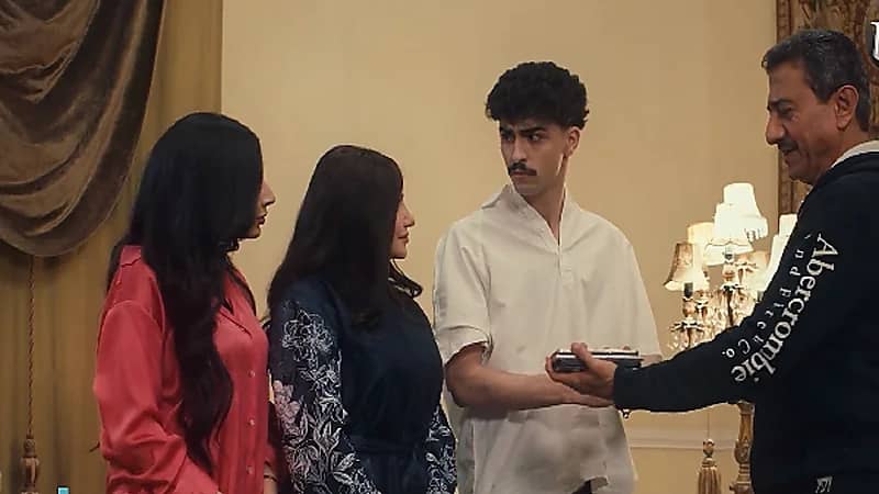 بالفيديو .. "القصبي" يكسر هاتفه ويقدم عرض مغري لتحدي ترك الجوالات