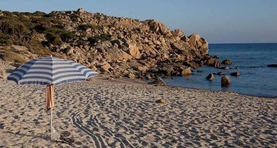 ضبط سائحان فرنسيان لسرقة رمال شاطئ إيطالي