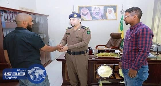 بالصور.. مدني رفحاء يكرم مقيمين أنقذا حياة طفل‎