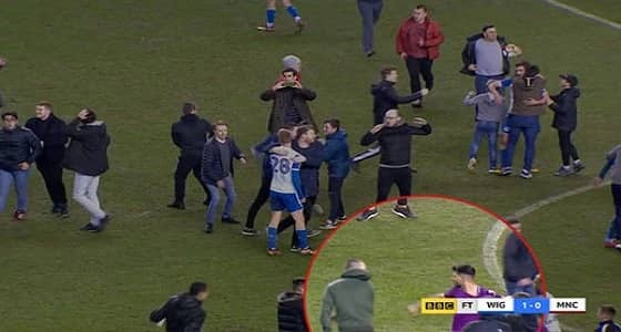 بالصور.. شجار عنيف بين لاعب السيتي ومشجع ويجان