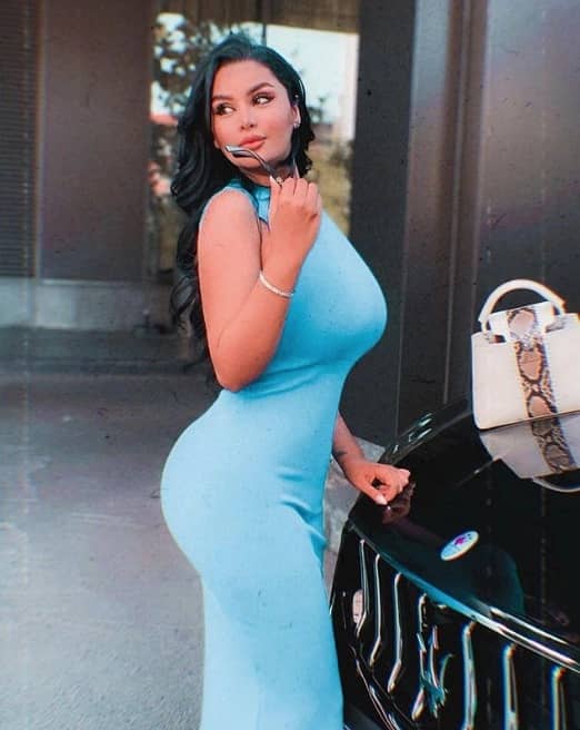 الفاشينيستا دنيا تحبس الأنفاس بإطلالة مثيرة