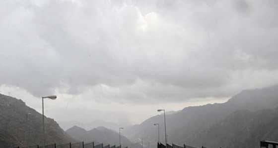 سحب رعدية وأمطار تضرب المنطقة الشرقية