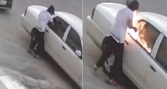 شاهد.. مجهول يحرق مركبة عمدًا في جدة وينجو من النيران