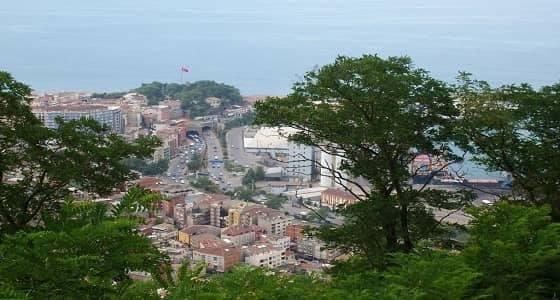 سقوط سيارة من أحد المرتفعات تقل عائلة سعودية