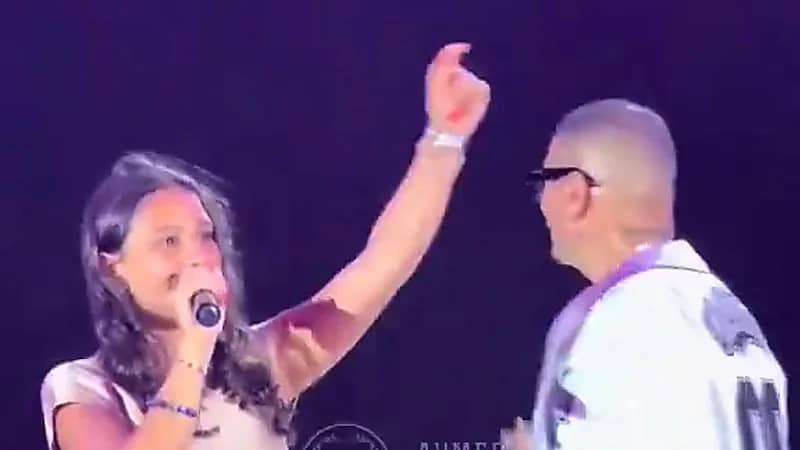 عمرو دياب يغني برفقة ابنته جنى على المسرح .. فيديو