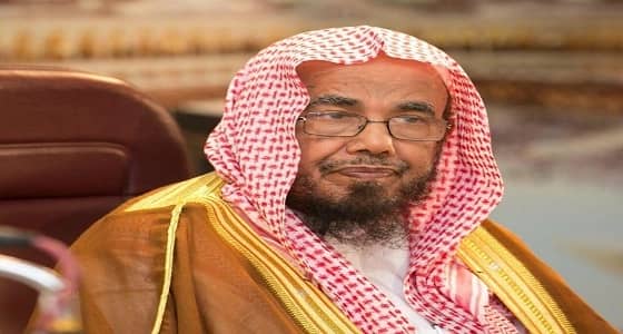 المطلق: لا يجوز للرجل مد يده على زوجته وإذا أراد فضربا خفيفا جدا