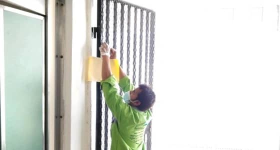 بالصور.. تركيب وتوزيع مصائد الذباب بمشعري عرفات ومزدلفة