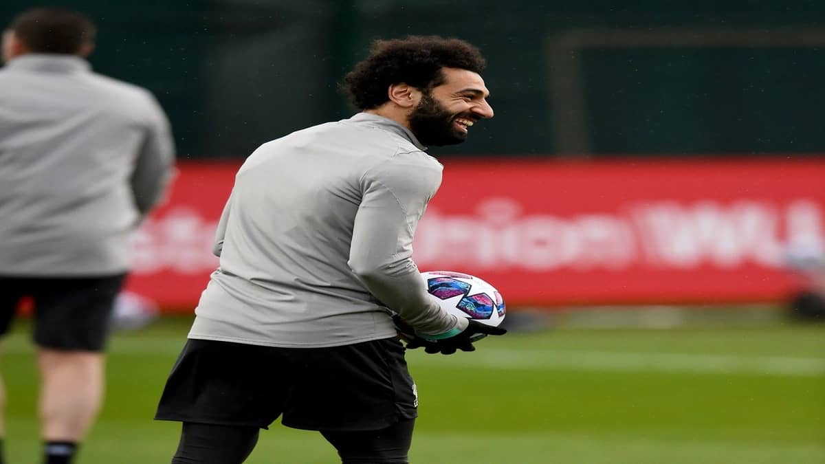 محمد صلاح مجبرًا على البقاء في المنزل
