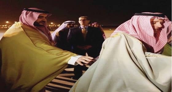 لقطة عفوية.. الأمير خالد بن سلمان يرفع بشت الجبير