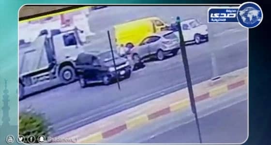 زوج يلقي زوجته من السيارة ويدهسها في خميس مشيط (فيديو)