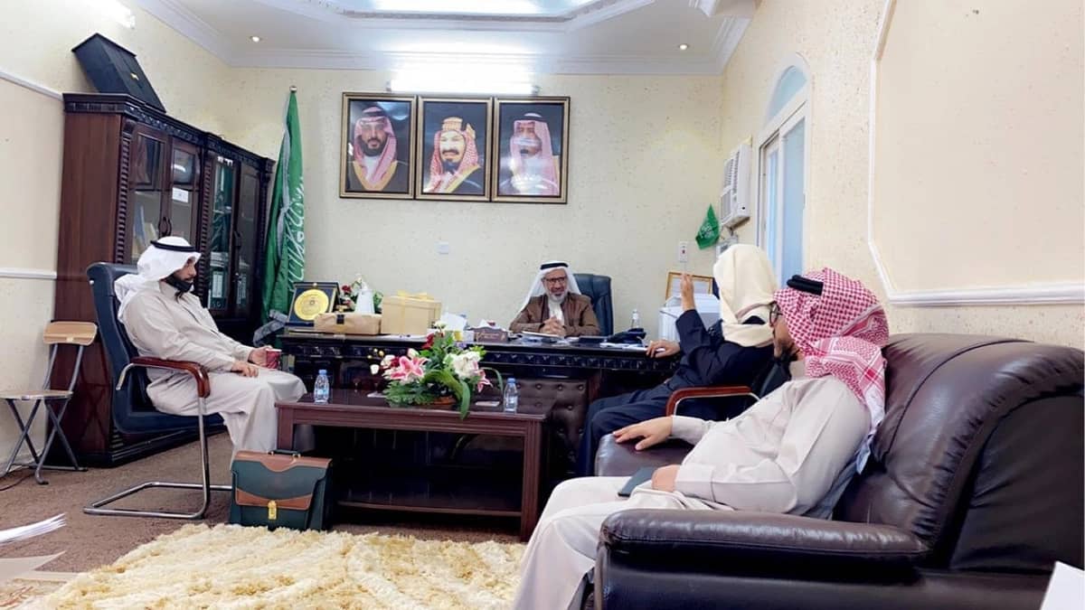 أمير الباحة الرئيس الفخري للجنة تراحم الباحة يقدم شهادة شكر وتقدير لمؤسسة بن رداد الخيرية