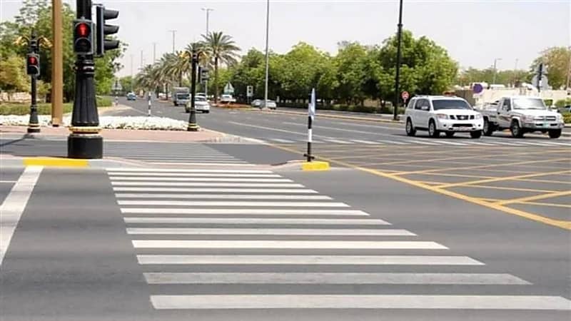 تعليمات يجب الالتزام بها قبل عبور الطريق