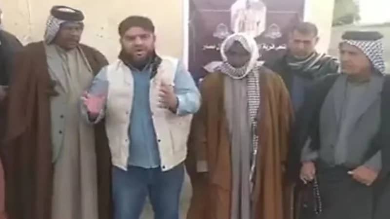 شاهد.. جنود عراقيين يطلبون مبلغا ماليا من أسرة زميلهم المقتول على يد داعش 