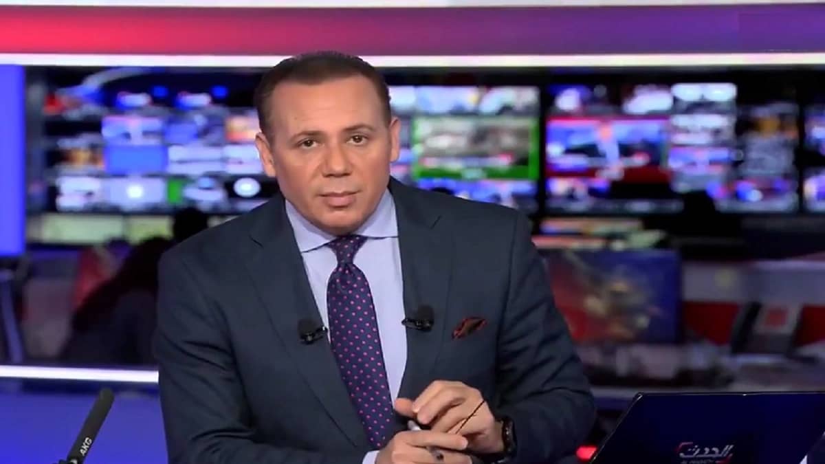 بالفيديو.. خطأ غير متوقع لمذيع أثناء قراءة الأخبار حول منع التجول في 7 أحياء بجدة