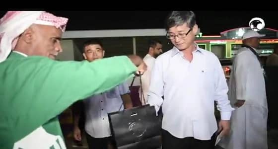 بالفيديو.. قبل المواجهة.. الجمهور السعودي يقدم هدايا خاصة لجماهير كوريا الشمالية