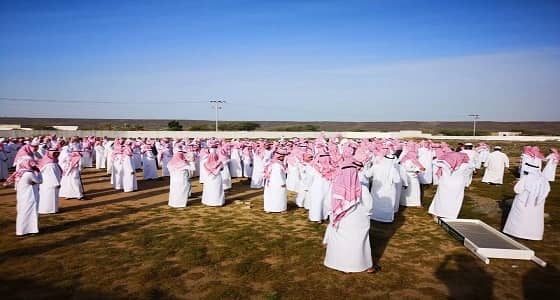 بالصور.. صلاة الجنازة على فقيد مضاربة الحمدانية