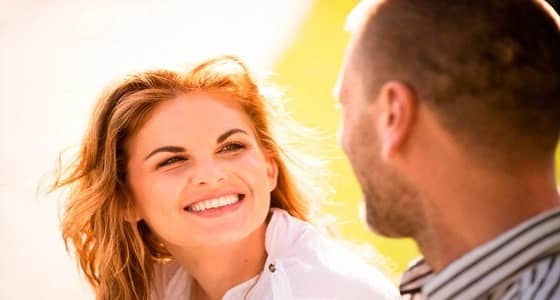 دراسة حديثة تكشف سبب اختيار المرأة الجميلة للرجل القبيح