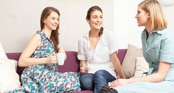 5 أسباب وراء تحدث المرأة أكثر من الرجل