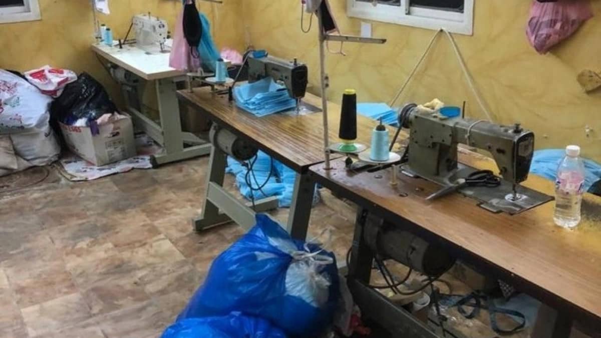 بالصور.. رصد وإغلاق منزل شعبي مخالف لصناعة الكمامات في جدة