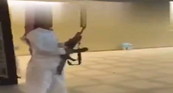 بالفيديو.. نجاة شابين من موت محقق أثناء احتفال آخر بالسلاح