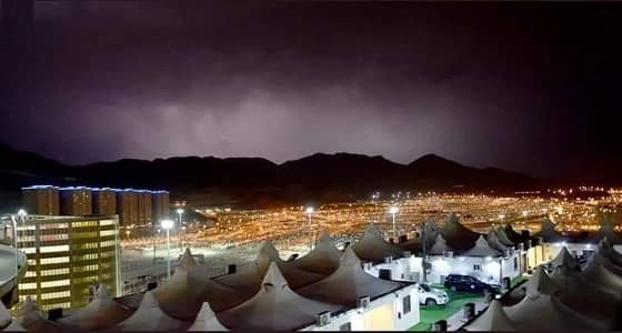 تحذير للحجاج من قوة الرياح أعلى جبل عرفة‎