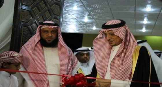 بالصور.. محافظ بيشة يكرم الطلاب المتفوقين ويفتتح المعرض الإلكتروني