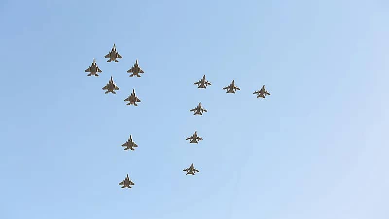 بالصور .. عروض مبهرة للقوات الجوية احتفاءً باليوم الوطني 92