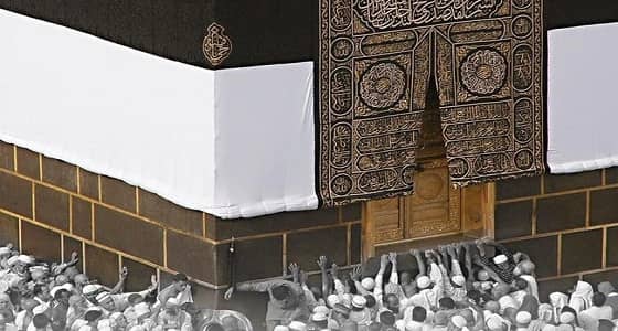 بالتزامن مع موسم حج 1440هـ .. رفع ثوب الكعبة لحمايته من الطائفين