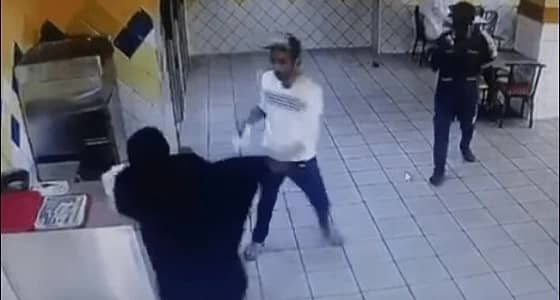 الشاب المُعتدى عليه بمطعم: الفتاة طلبت 50 ريال وحاولت أخذ جوالي