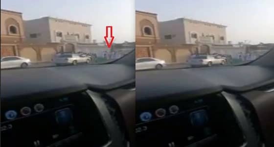 بالفيديو.. في أول يوم دراسي ولي أمر يتفاجأ بالمدرسة مغلقة