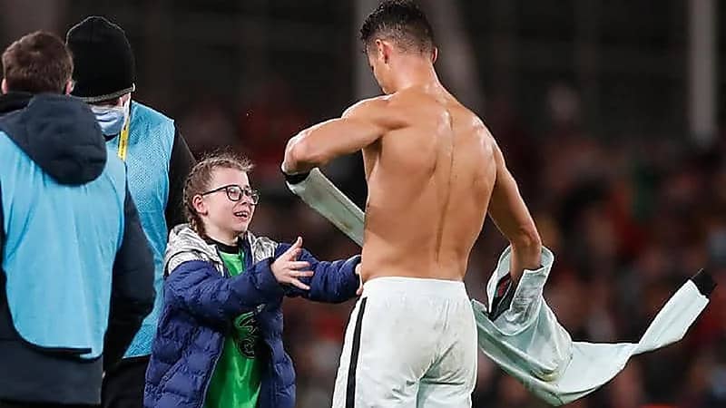 مشجعة تقتحم الملعب لمقابلة "رونالدو"