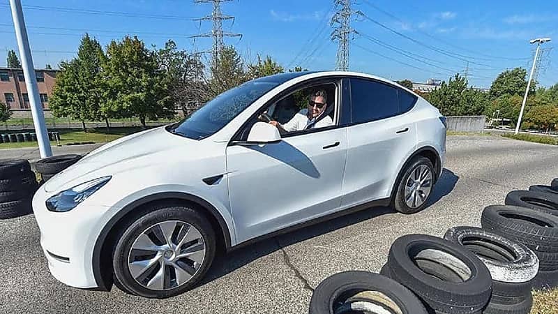 تيسلا تستدعي سياراتها الكهربائية