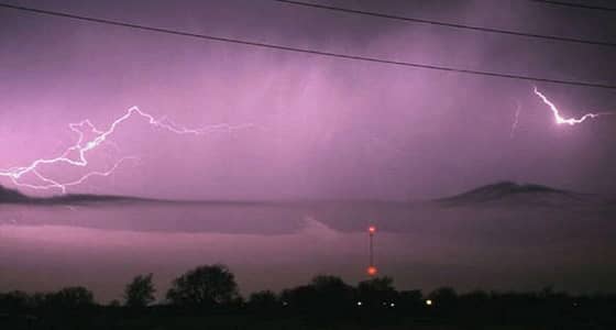 صواعق رعدية في سماء جازان والدفاع المدني يحذر المواطنين