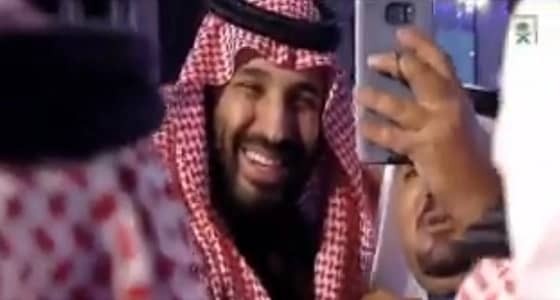 بالفيديو.. جموع غفيرة تلتقط صور " السيلفي " مع ولي العهد