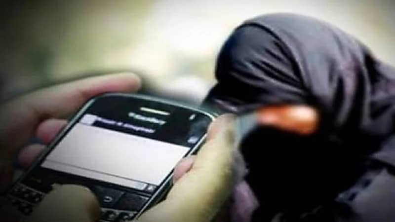 السجن 5 سنوات لشاب هدد فتاة بنشر صورها العارية