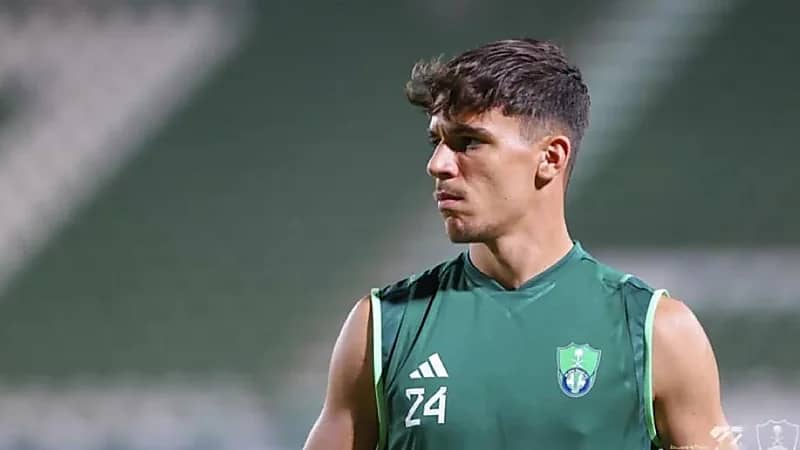 محترف الأهلي يقترب من الرحيل