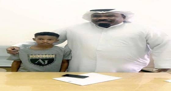 بالصور.. ابن الزلزال يوقع مع ناشئين الهلال