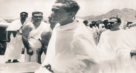 صورة نادرة للملك فيصل والملك عبدالله بملابس الإحرام