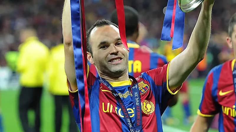 أسطورة برشلونة يعلن اعتزاله كرة القدم نهائيا